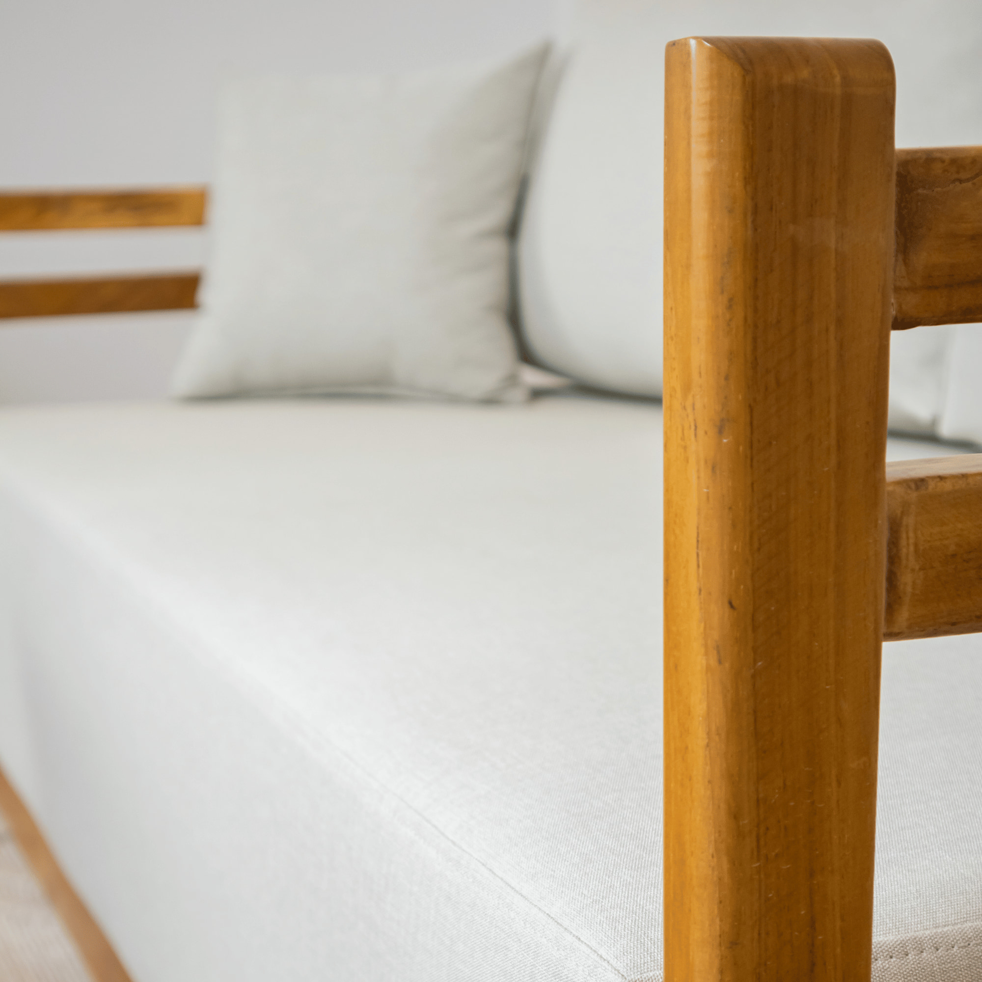 SALA TECA PREMIUM CON COJINERÍA BLANCA <br><i><small style="color:grey;">4 Piezas</i></small> - Imagen 8