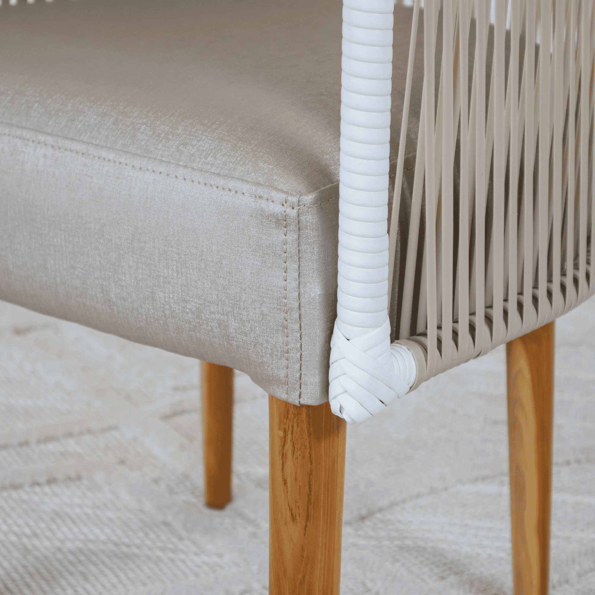 SILLA HERRADURA BEIGE EN TECA Y RATTÁN - Imagen 6